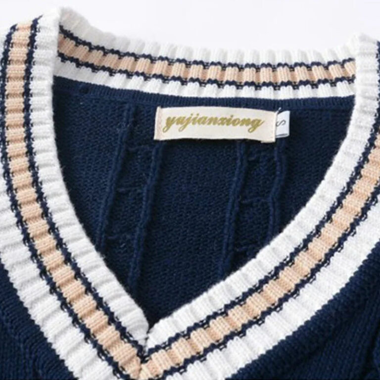 Pull rayé à col en V